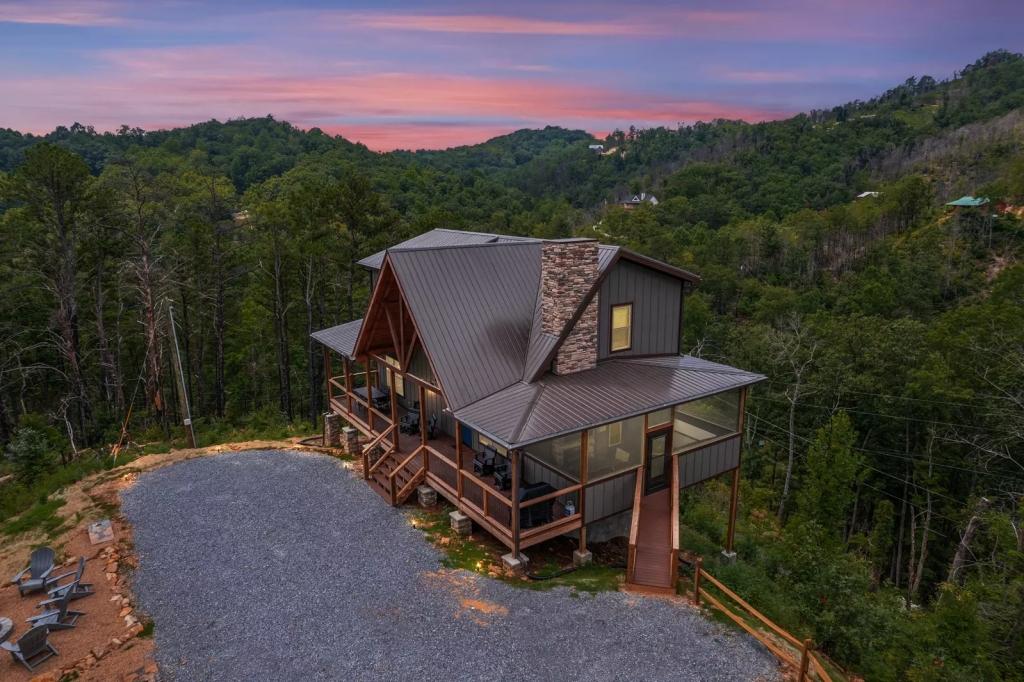 2 Bedrooms Cabin Rental in Sevierville, Tennessee