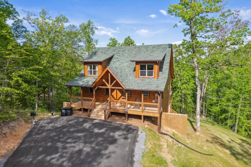 4 Bedrooms Cabin Rental in Sevierville, Tennessee