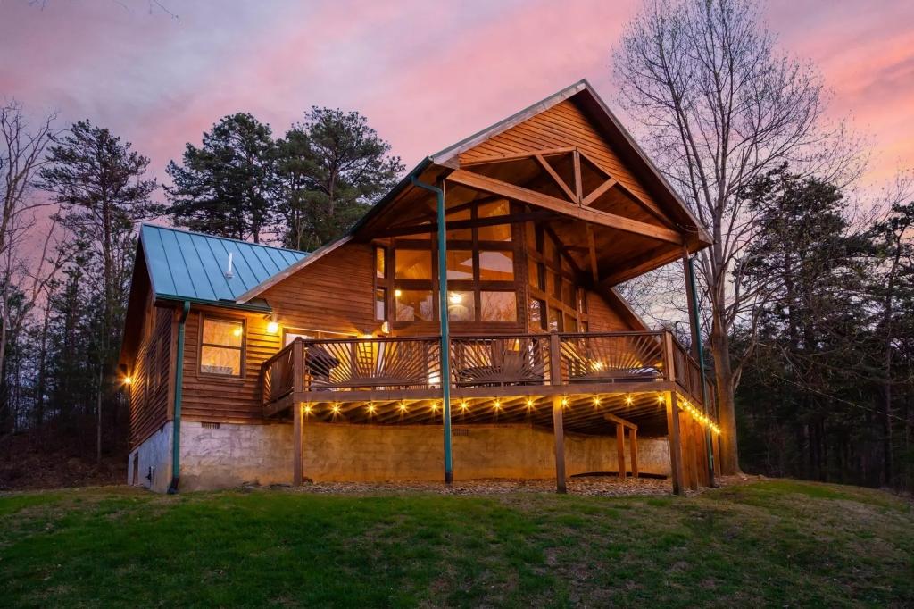 3 Bedrooms Cabin Rental in Sevierville, Tennessee