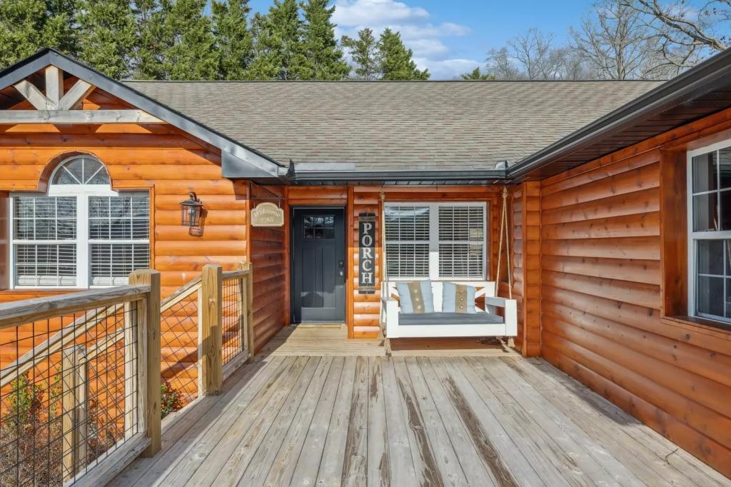 3 Bedrooms Cabin Rental in Sevierville, Tennessee
