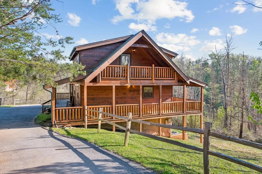3 Bedrooms Cabin Rental in Sevierville, Tennessee