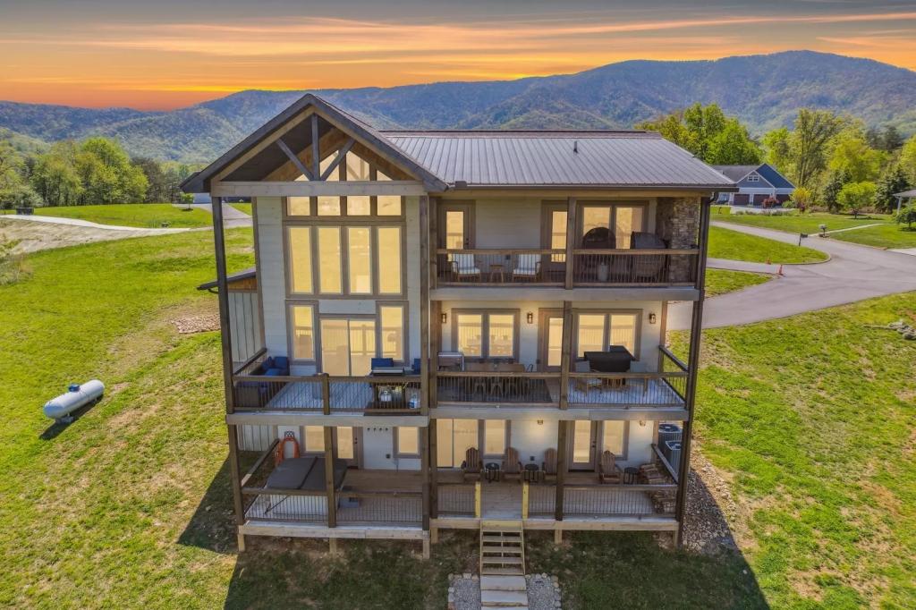 4 Bedrooms Cabin Rental in Sevierville, Tennessee