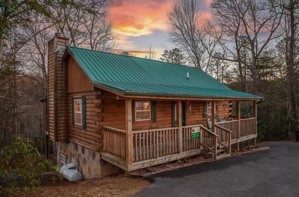 2 Bedrooms Cabin Rental in Sevierville, Tennessee