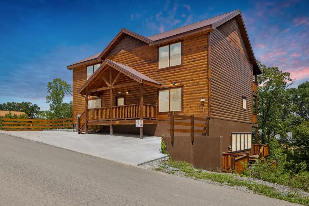 6 Bedrooms Cabin Rental in Sevierville, Tennessee