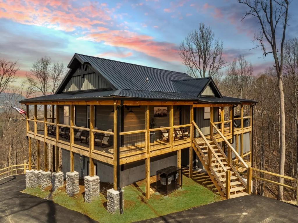 3 Bedrooms Cabin Rental in Sevierville, Tennessee