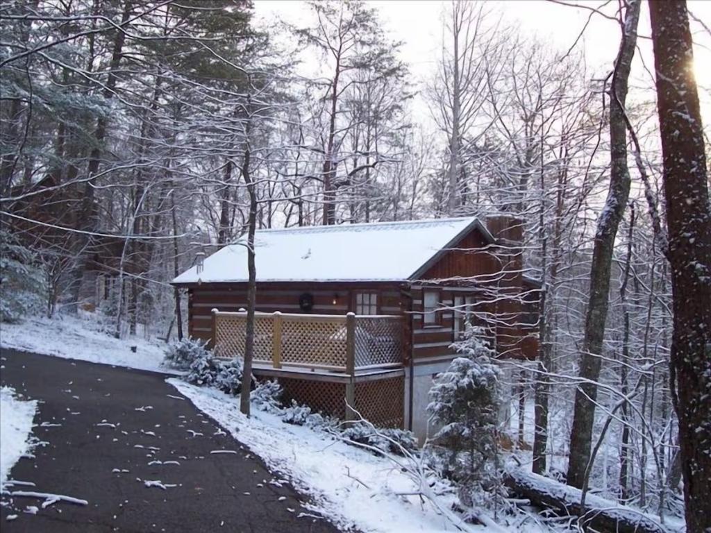 1 Bedroom Mountain View Cabin Rental in Pigeon Forge, Tennessee