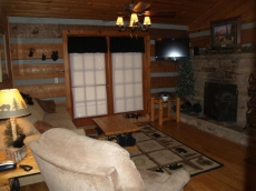 John15:12~ 4 Miles Prkwy/Dwntown Pigfor-Hotub- BR fireplace-Wifi-NO EXTRA FEES