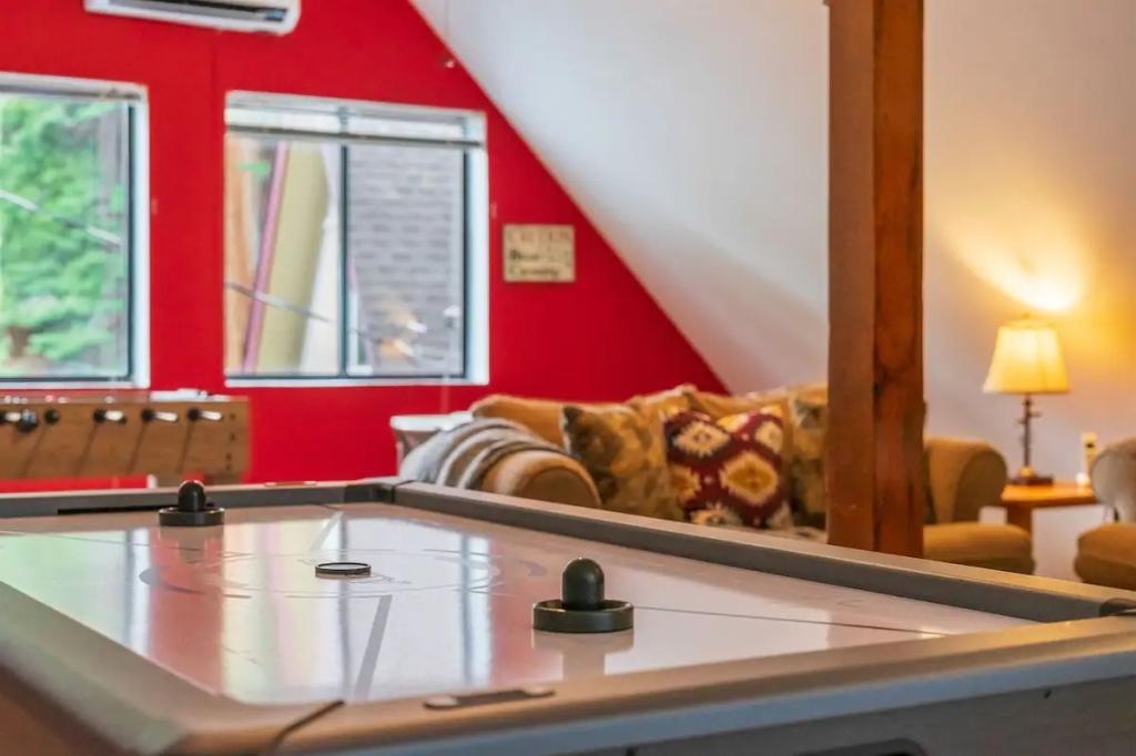 3 Bedrooms Mountain View Cabin Rental in Arnold, California