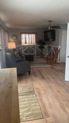 Cheerful, charming three bedroom home with hot tub