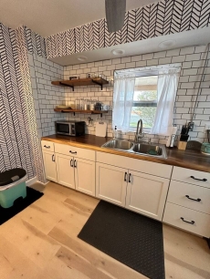 Stonesthrow-whole house 7bds/ 3