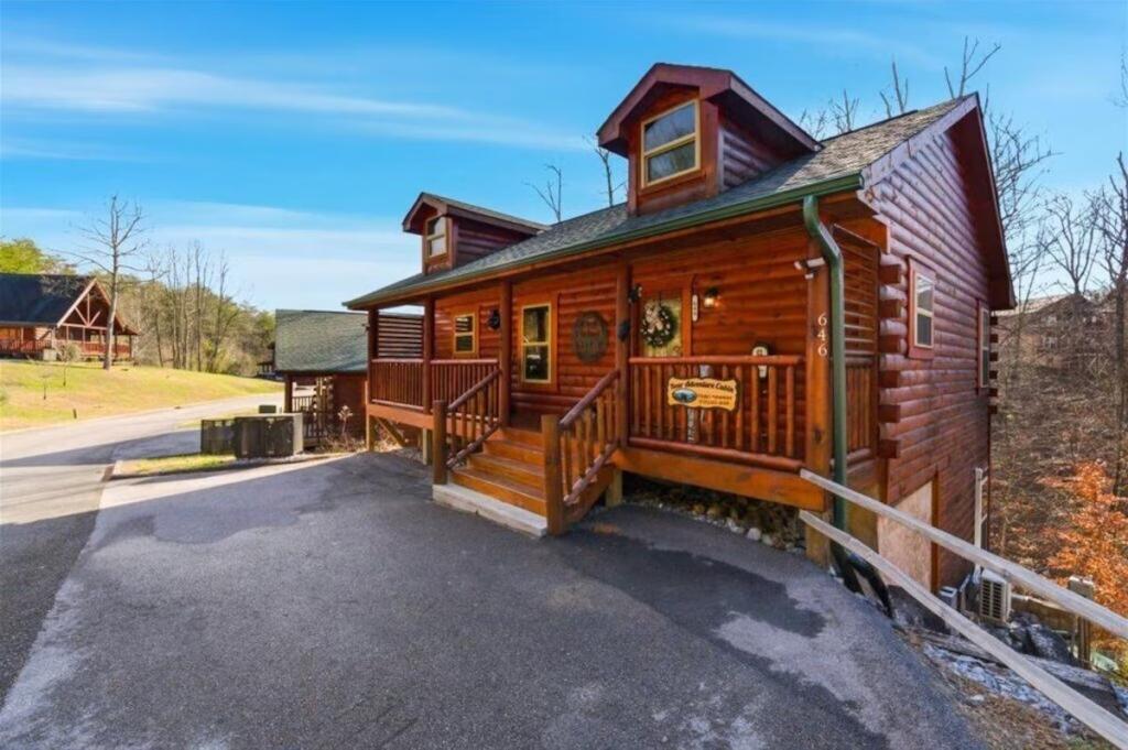 2 Bedrooms Mountain View Cabin Rental in Sevierville, Tennessee