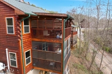 Comfy, 2 Master Suites & 2 Baths, Sleeps 6, Game Room, Hot Tub, & Jetted Tubs