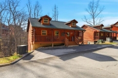 Comfy, 2 Master Suites & 2 Baths, Sleeps 6, Game Room, Hot Tub, & Jetted Tubs