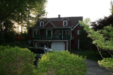 Family get away to this charming cottage on 600 ft of Lake