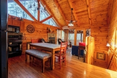 Sereni-Tree: Secluded Log Cabin with Relaxing Mountain Views