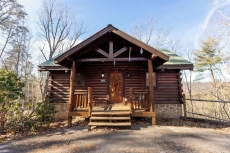 Sereni-Tree: Secluded Log Cabin with Relaxing Mountain Views