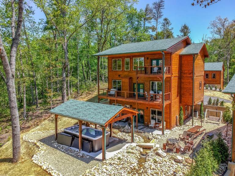 5 Bedrooms Mountain View Cabin Rental in Gatlinburg, Tennessee