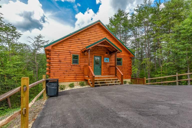 2 Bedrooms Mountain View Cabin Rental in Gatlinburg, Tennessee