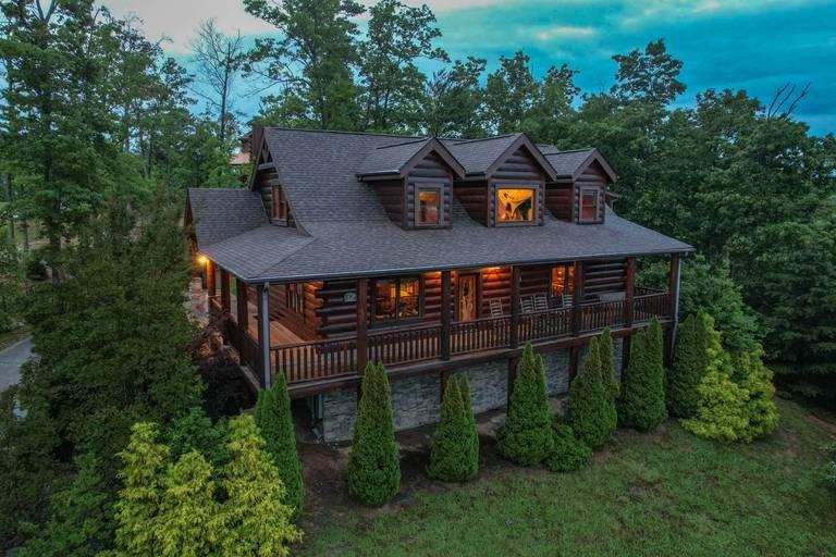 4 Bedrooms Mountain View Cabin Rental in Sevierville, Tennessee