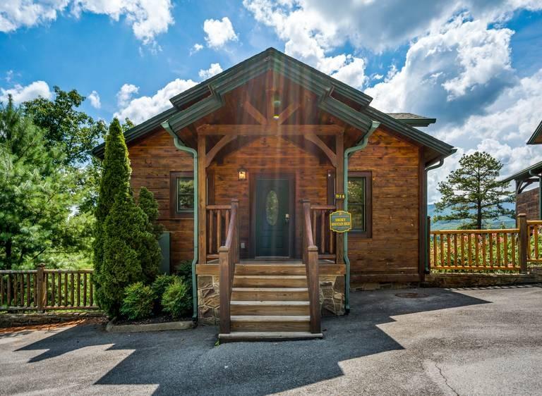 2 Bedrooms Mountain View Cabin Rental in Gatlinburg, Tennessee