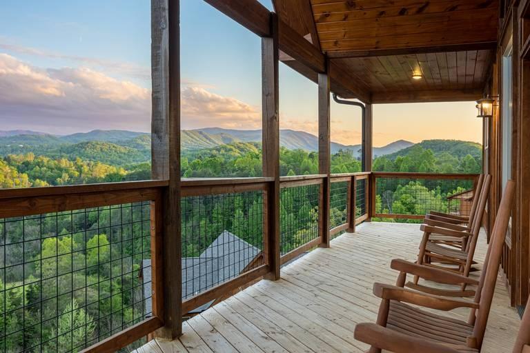 3 Bedrooms Mountain View Cabin Rental in Sevierville, Tennessee