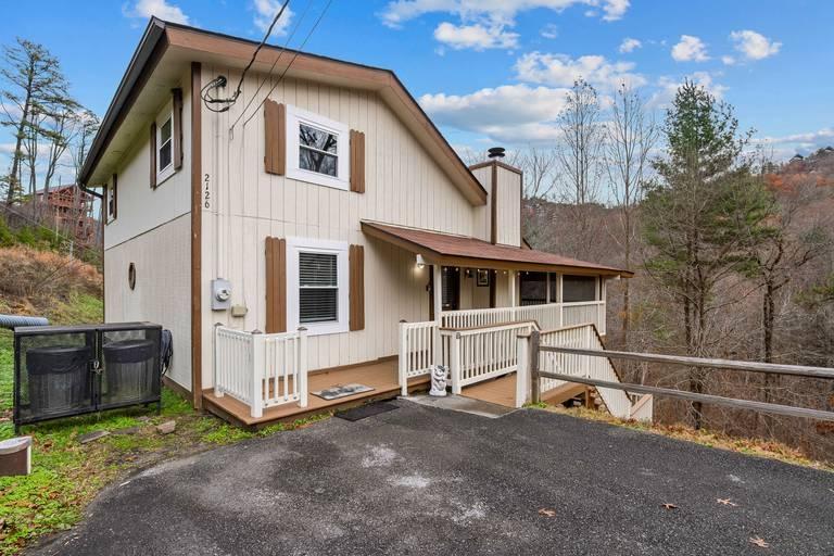 3 Bedrooms Cabin Rental in Sevierville, Tennessee