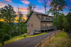 Just Below Heaven - Bear Tracts Vacation Cabins