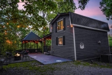 Little Fantasy Hideaway- Bear Tracts Vacation Cabins