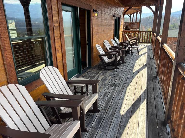 5 Bedrooms Mountain View Cabin Rental in Gatlinburg, Tennessee