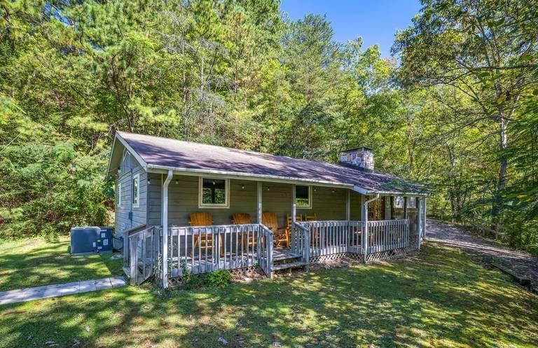 3 Bedrooms Mountain View Cabin Rental in Gatlinburg, Tennessee
