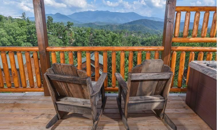 4 Bedrooms Mountain View Cabin Rental in Gatlinburg, Tennessee