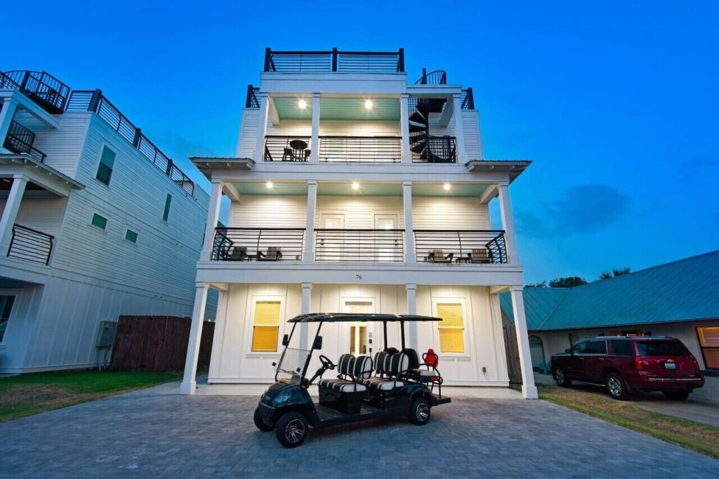 8 Bedrooms Beachfront House Rental in Destin, Florida