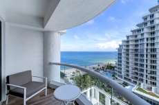 Stylish Oceanview Apartment in Prime Location