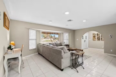 Palm Tree Retreat - Pet, Kid Friendly & Sleeps 8