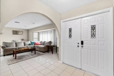 Palm Tree Retreat - Pet, Kid Friendly & Sleeps 8