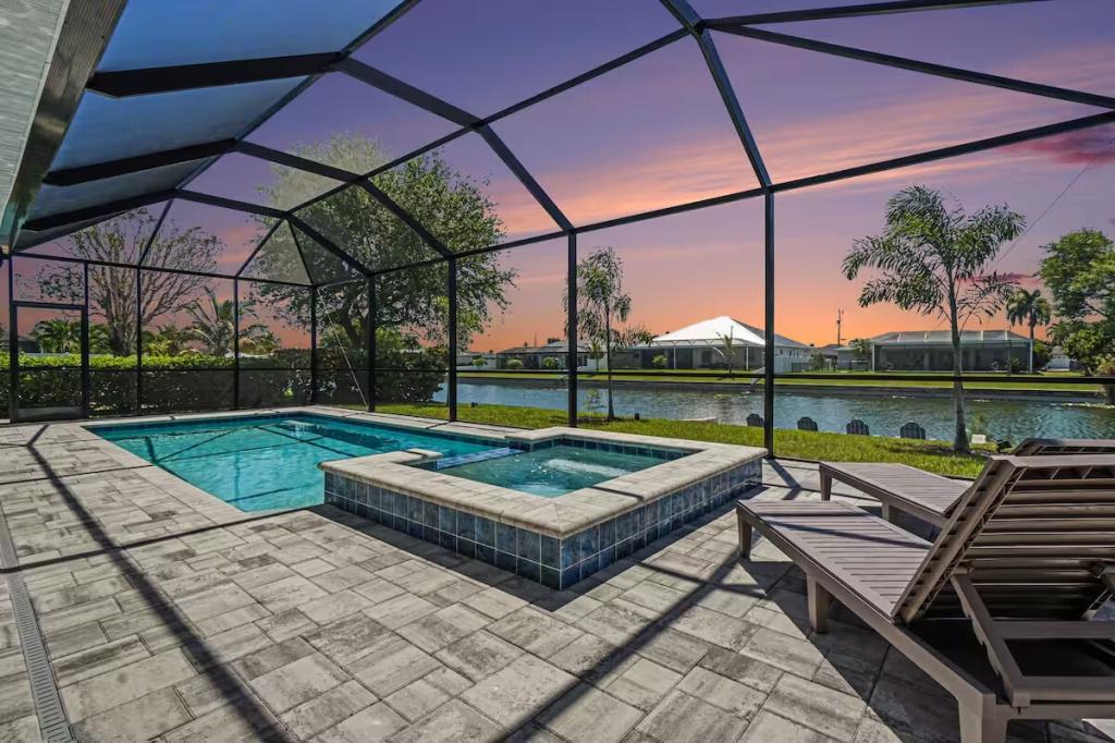4 Bedrooms Lakefront Condo Rental in Cape Coral, Florida