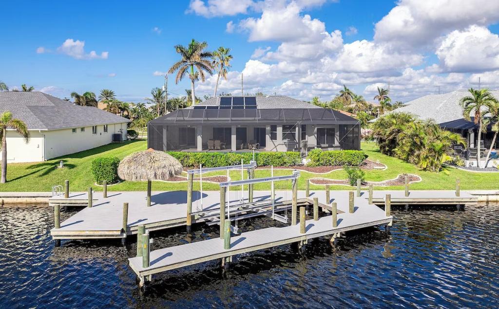3 Bedrooms Beachfront, Lakefront Villa Rental in Cape Coral, Florida