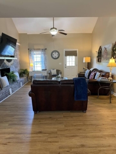 Brick Farmhouse Retreat 7 minutes to Red Clay