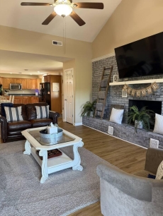 Brick Farmhouse Retreat 7 minutes to Red Clay