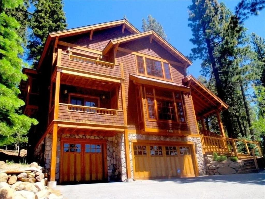 3 Bedrooms Beachfront, Mountain View, Lakefront House Rental in Truckee, California