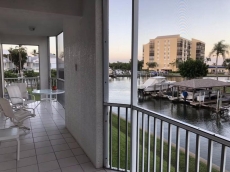 2 Bedrooms Condo, Fort Myers Beach, Walk to Beach