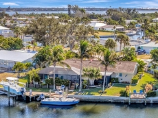 Cheerful Serenity - Luxury Waterfront Oasis