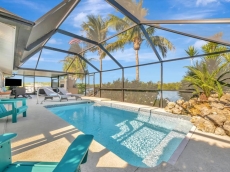 Cheerful Serenity - Luxury Waterfront Oasis