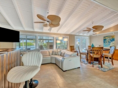 Cheerful Serenity - Luxury Waterfront Oasis