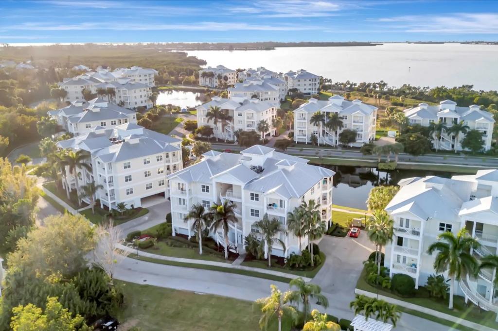 3 Bedrooms Oceanfront Condo Rental in Bradenton, Florida