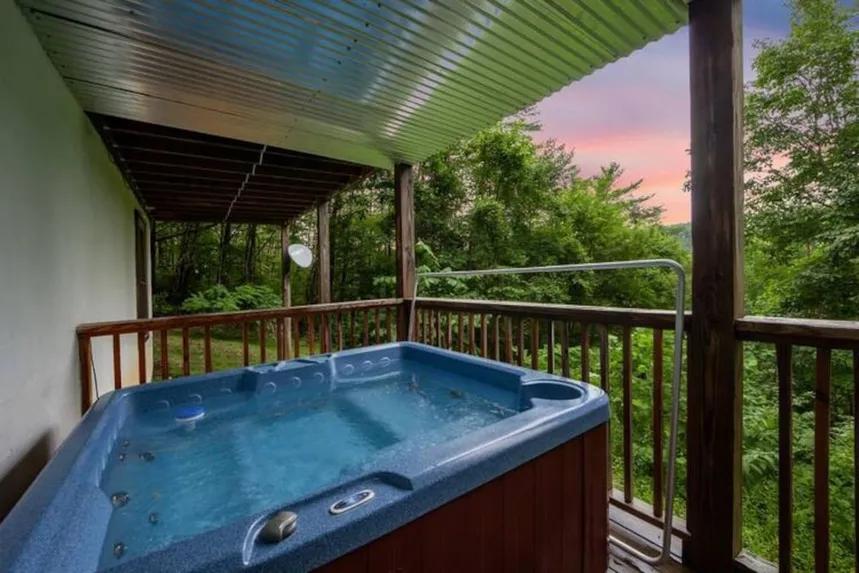 3 Bedrooms Mountain View Cabin Rental in Pigeon Forge, Tennessee