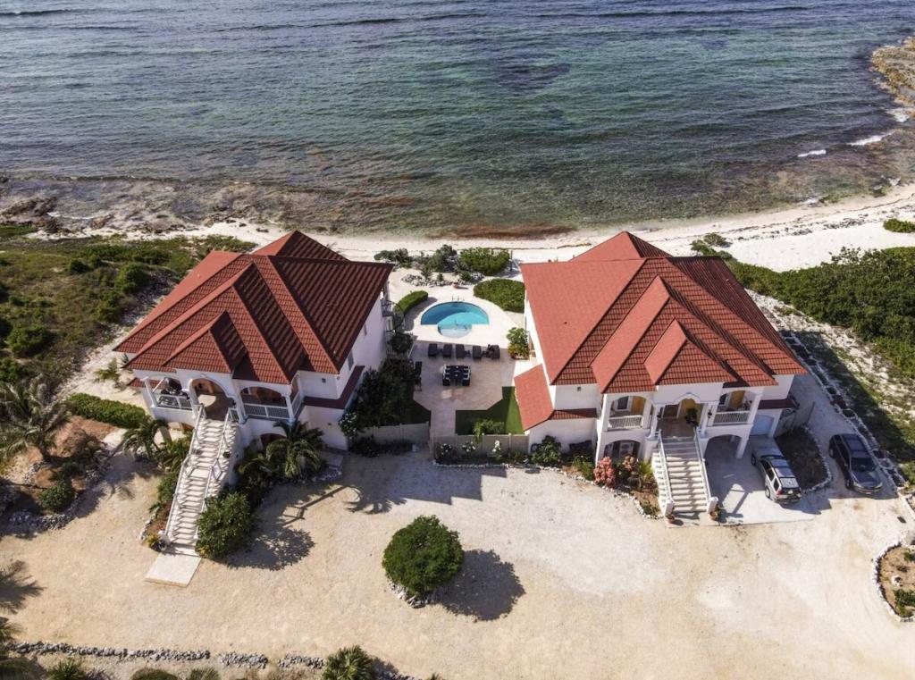 3 Bedrooms Beachfront Apartment Rental in Cayman islands, Caribbean