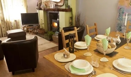 4 Bedrooms Cottage Rental in Pontardawe, United Kingdom