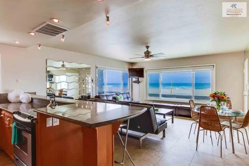 2 Bedrooms Beachfront House Rental in Mission Beach, California Right