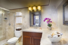 Beautifully Remodeled 2 Bedroom Waikiki Condo - Sleeps 6!